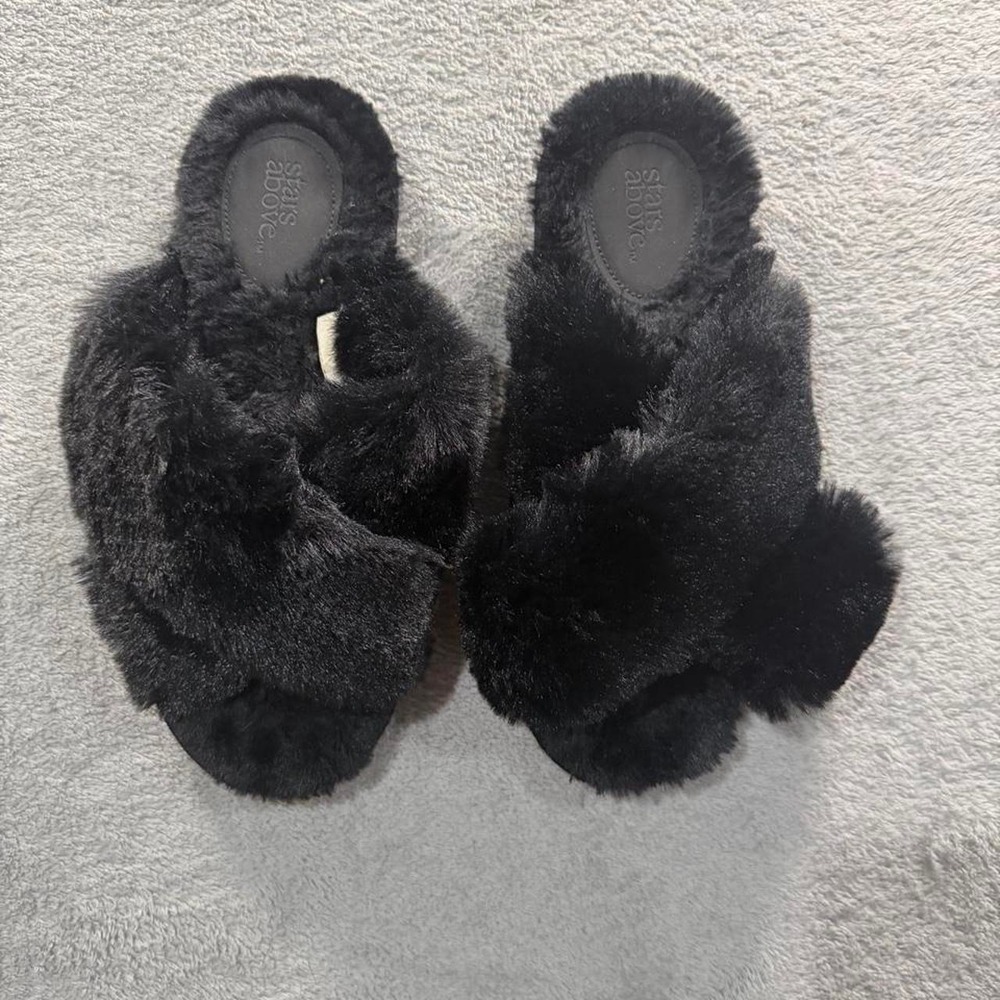 Stars Above Black Faux Fur Crossband Slippers – Women's Size 7/8